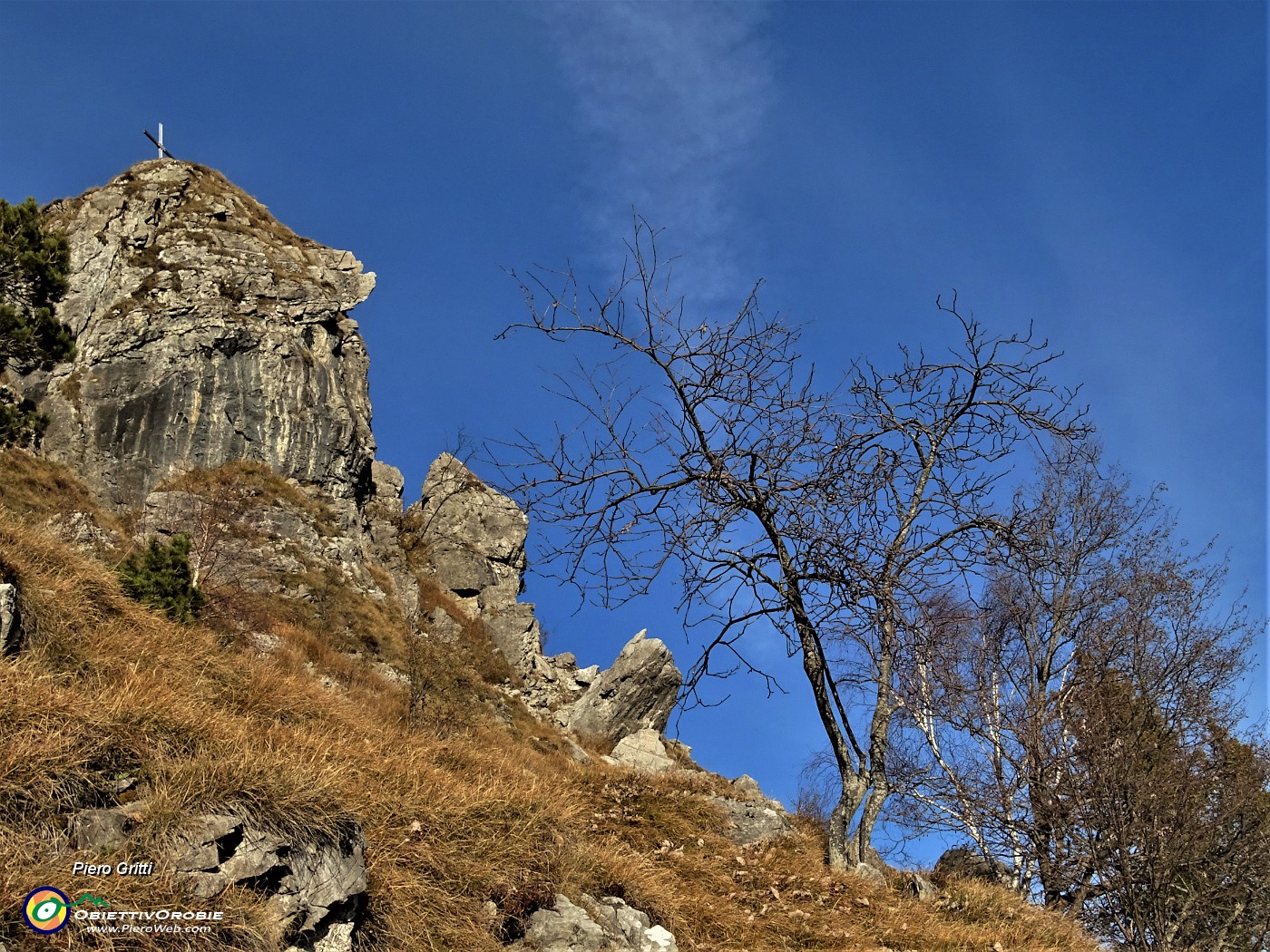 47 La rocciosa anticima del Corno Zuccone con la croce posta da pochi anni.JPG